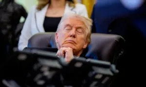 Ông Trump gây chú ý vì nhắm nghiền mắt trong sự kiện ở Nhà Trắng