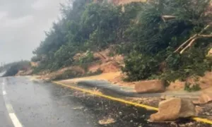 Sạt lở đèo, giao thông nhiều nơi chia cắt