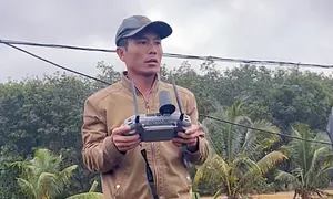 Người đàn ông dùng drone cứu người kẹt giữa dòng lũ