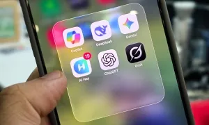 Chatbot AI có thể bị câu lệnh độc hại 'qua mặt' bằng thơ